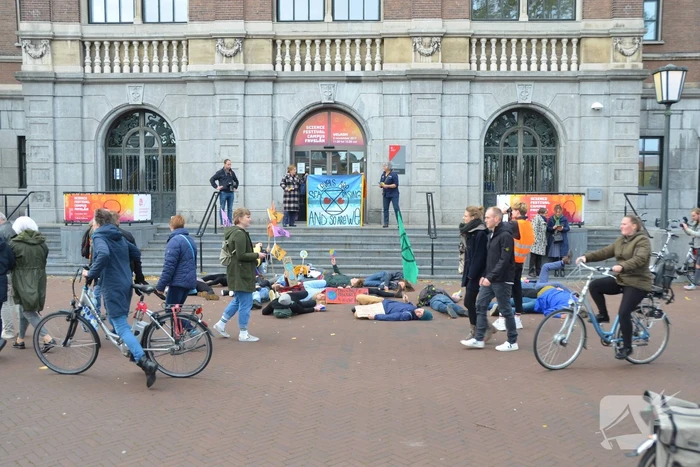 Extinction Rebellion demonstreert bij Rijksuniversiteit Groningen