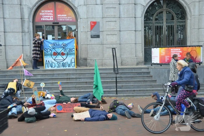 Extinction Rebellion demonstreert bij Rijksuniversiteit Groningen