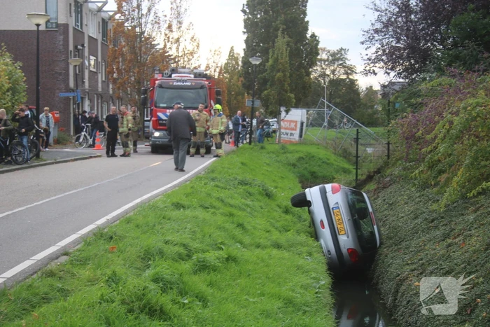 Auto in de sloot na onwelwording