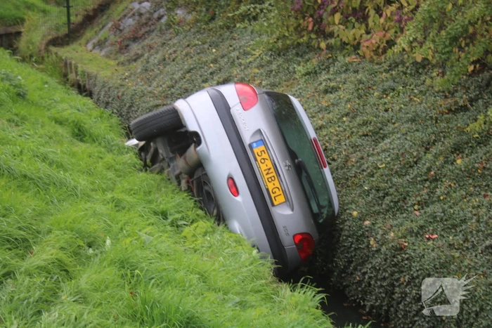 Auto in de sloot na onwelwording
