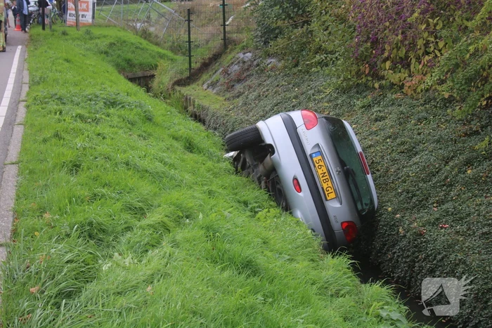 Auto in de sloot na onwelwording