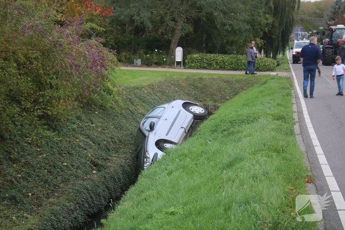 Auto in de sloot na onwelwording