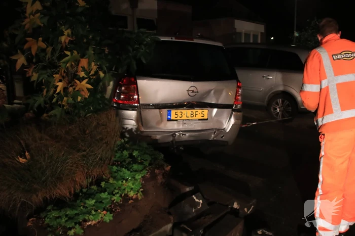 Geparkeerde auto ramt gevel na aanrijding