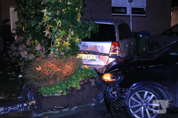 Geparkeerde auto ramt gevel na aanrijding