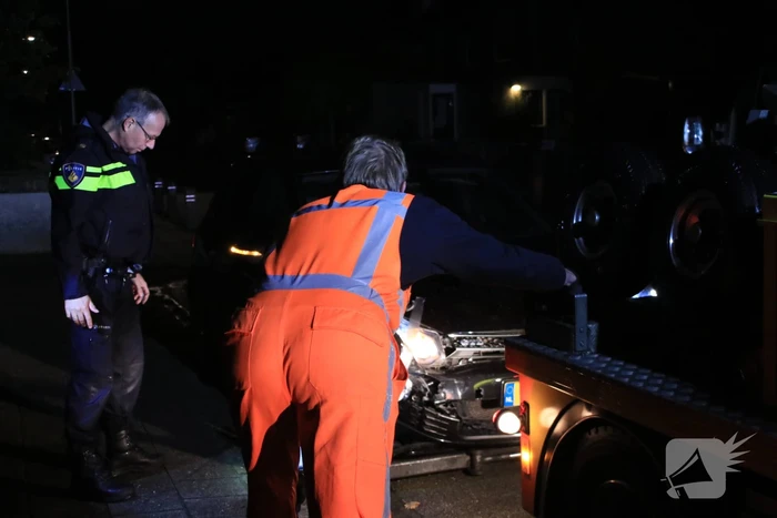Geparkeerde auto ramt gevel na aanrijding
