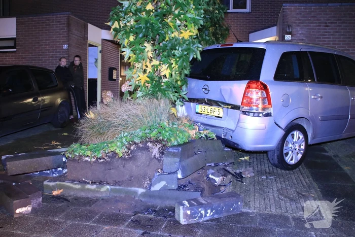 Geparkeerde auto ramt gevel na aanrijding