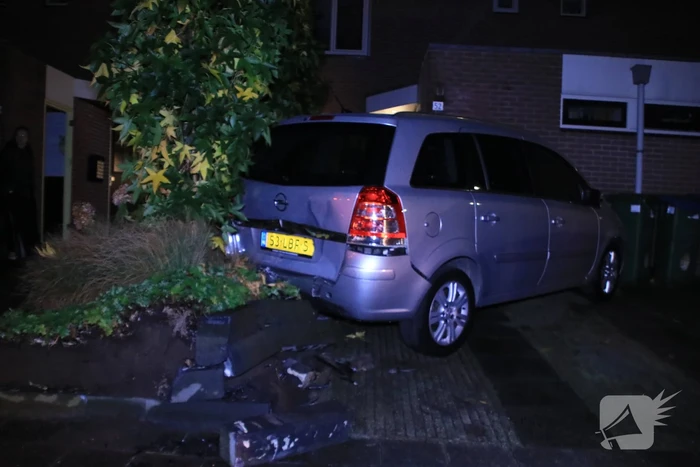 Geparkeerde auto ramt gevel na aanrijding