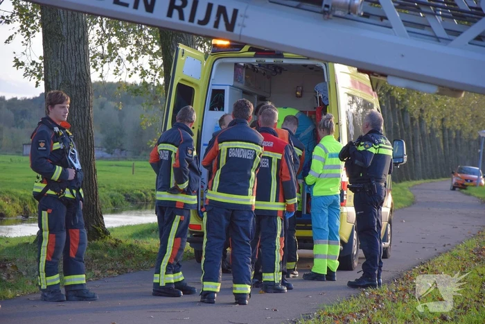 Hulpdiensten redden persoon uit water
