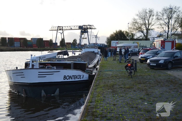 Schip met grind zinkt en lekt olie
