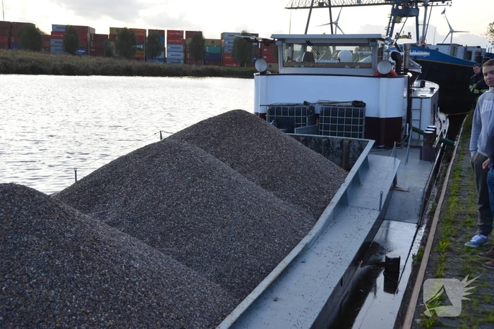 Schip met grind zinkt en lekt olie
