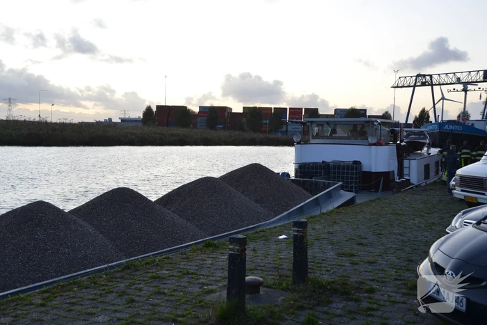 Schip met grind zinkt en lekt olie