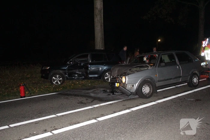 Flinke schade na botsing tussen twee auto's