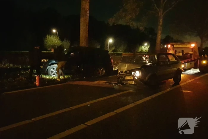 Flinke schade na botsing tussen twee auto's