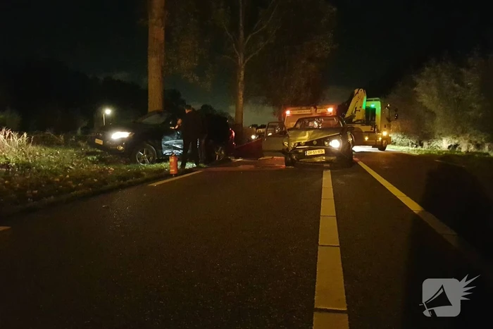 Flinke schade na botsing tussen twee auto's
