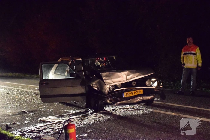Flinke schade na botsing tussen twee auto's