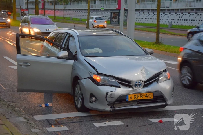 Vrouw met rolstoel uit bestelbusje bevrijd na kop-staart aanrijding