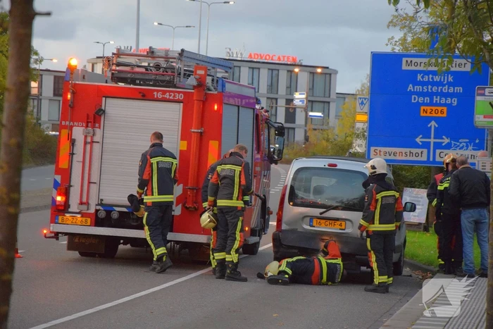 Vrouw met rolstoel uit bestelbusje bevrijd na kop-staart aanrijding