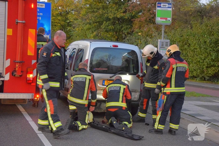 Vrouw met rolstoel uit bestelbusje bevrijd na kop-staart aanrijding
