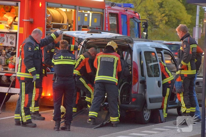 Vrouw met rolstoel uit bestelbusje bevrijd na kop-staart aanrijding