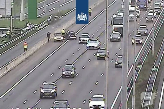 Vrachtwagen verliest controle over aanhanger