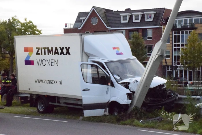 Meerdere voertuigen flink beschadigd bij aanrijding