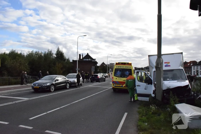 Meerdere voertuigen flink beschadigd bij aanrijding