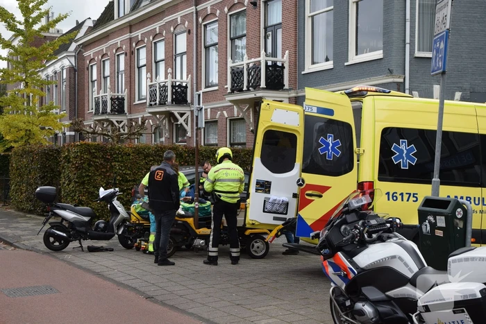 Automobilist ziet scooterrijder over het hoofd