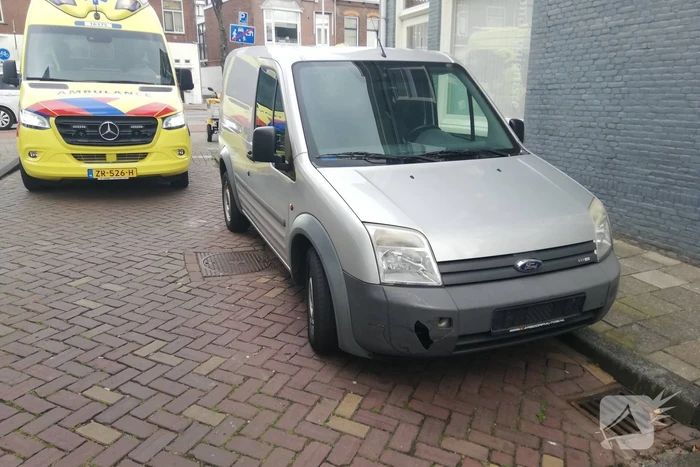 Automobilist ziet scooterrijder over het hoofd