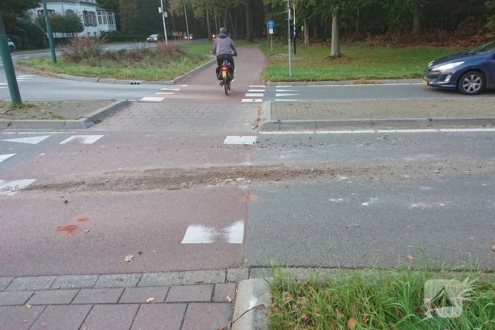 Puin op rotonde zorgt voor verkeersstremming