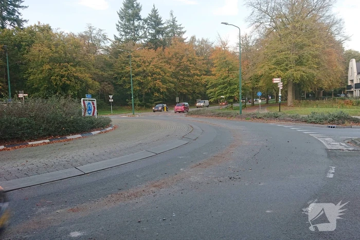 Puin op rotonde zorgt voor verkeersstremming