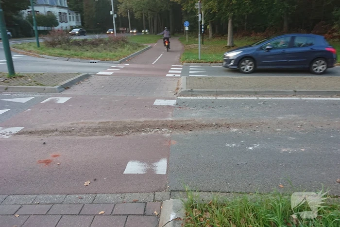 Puin op rotonde zorgt voor verkeersstremming