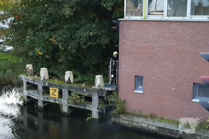 Brandweer blust aangestoken brandje in brugwachtershuisje