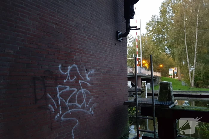 Brandweer blust aangestoken brandje in brugwachtershuisje