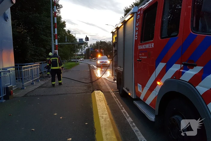 Brandweer blust aangestoken brandje in brugwachtershuisje
