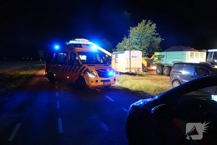 Persoon met hand bekneld in landbouwmachine
