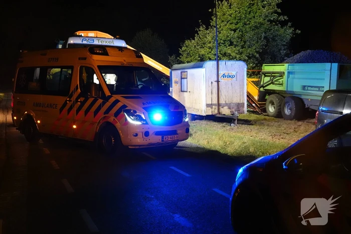 Persoon met hand bekneld in landbouwmachine
