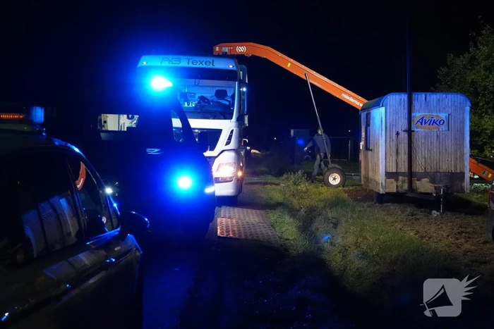 Persoon met hand bekneld in landbouwmachine