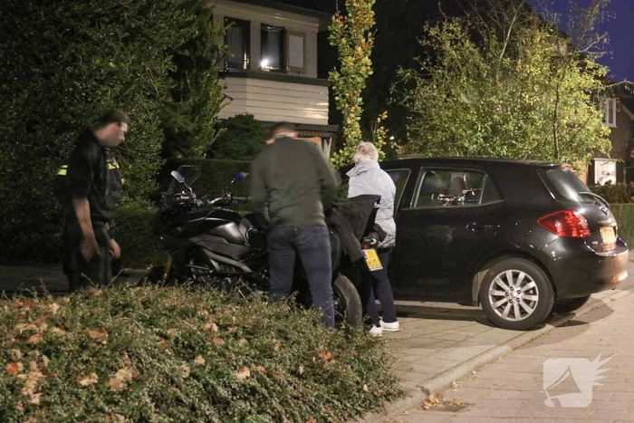 Automobiliste botst op motorrijder