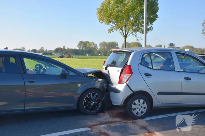 Meerdere auto's beschadigd bij kettingbotsing