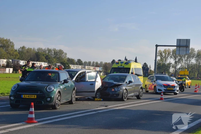 Meerdere auto's beschadigd bij kettingbotsing