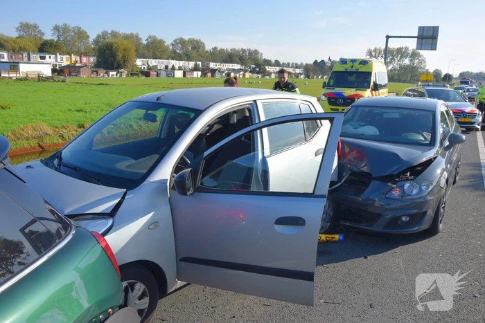 Meerdere auto's beschadigd bij kettingbotsing