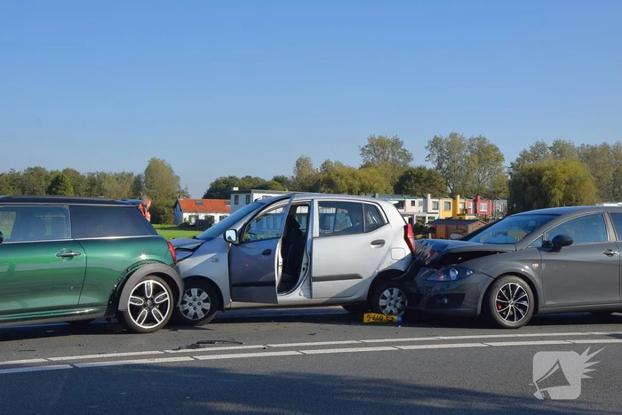 Meerdere auto's beschadigd bij kettingbotsing