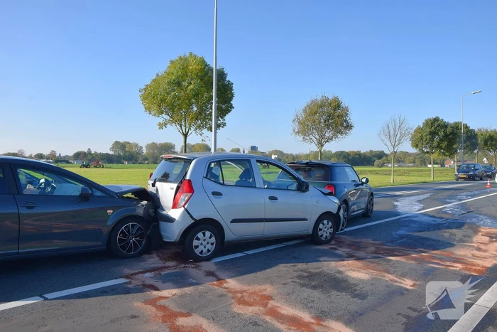 Meerdere auto's beschadigd bij kettingbotsing
