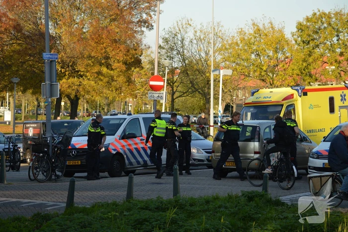 Automobilste rijdt met auto water in