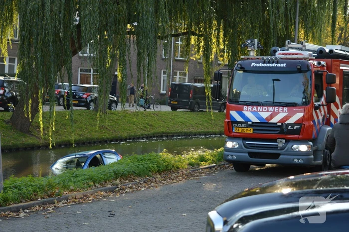 Automobilste rijdt met auto water in