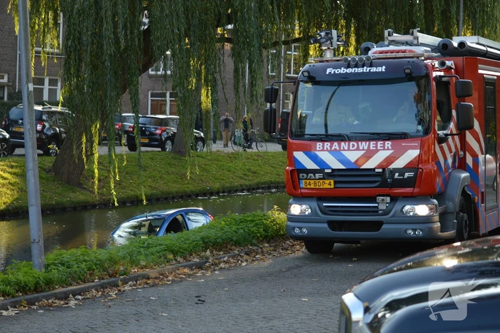 Automobilste rijdt met auto water in