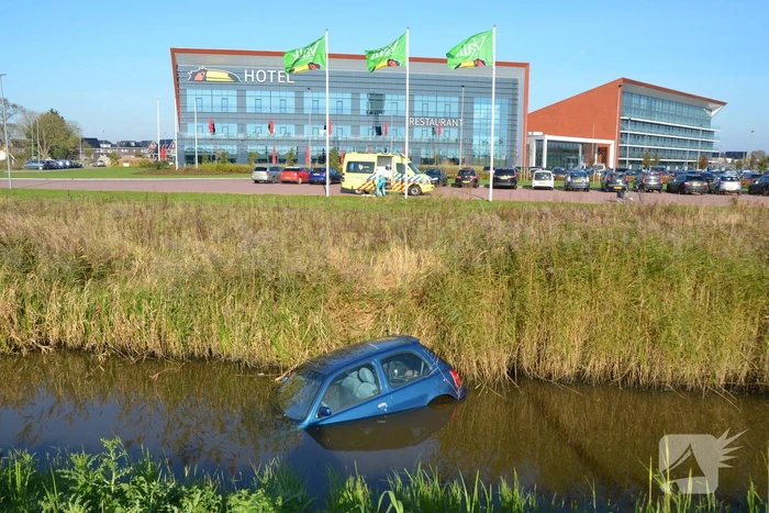 Bestuurder rijdt met auto de sloot in
