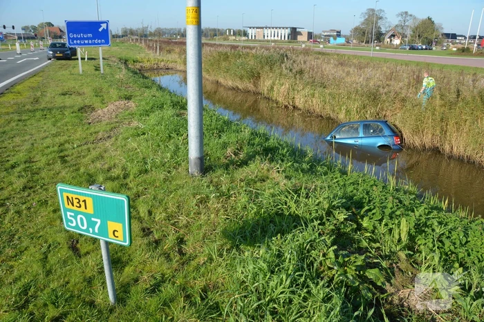 Bestuurder rijdt met auto de sloot in