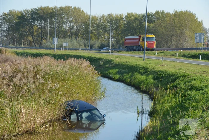 Bestuurder rijdt met auto de sloot in