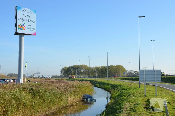 Bestuurder rijdt met auto de sloot in